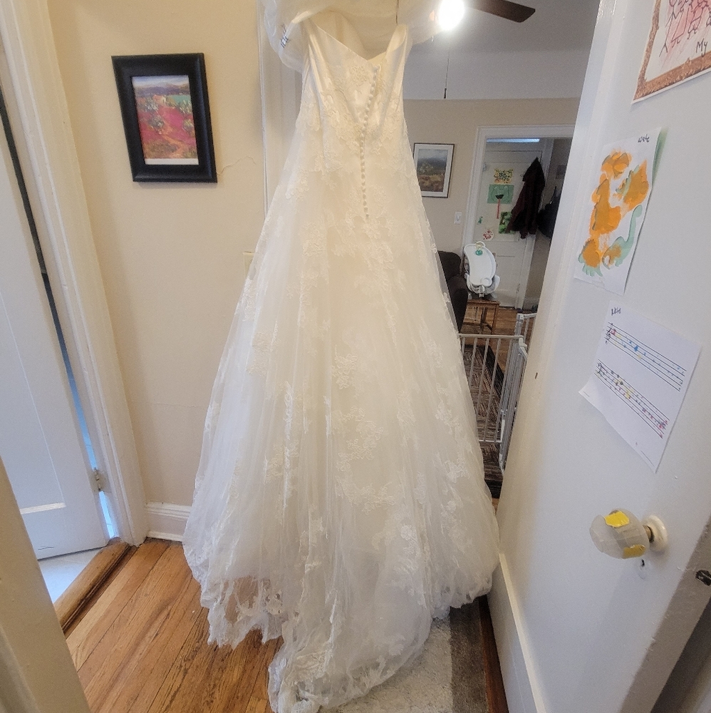 NEW! Enzoani strapless wedding dress - Picture 4 of 10